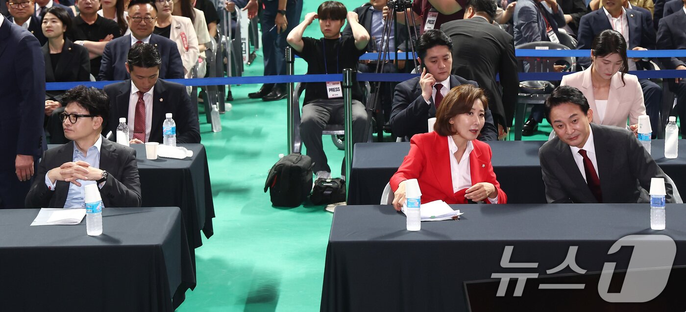 본문 이미지 - 한동훈&#40;왼쪽부터&#41;, 나경원, 원희룡 국민의힘 당대표 후보가 17일 경기 고양 소노아레나에서 열린 국민의힘 제4차 전당대회 서울·인천·경기·강원 합동연설회에 참석해 자리하고 있다. 2024.7.17/뉴스1 ⓒ News1 김민지 기자