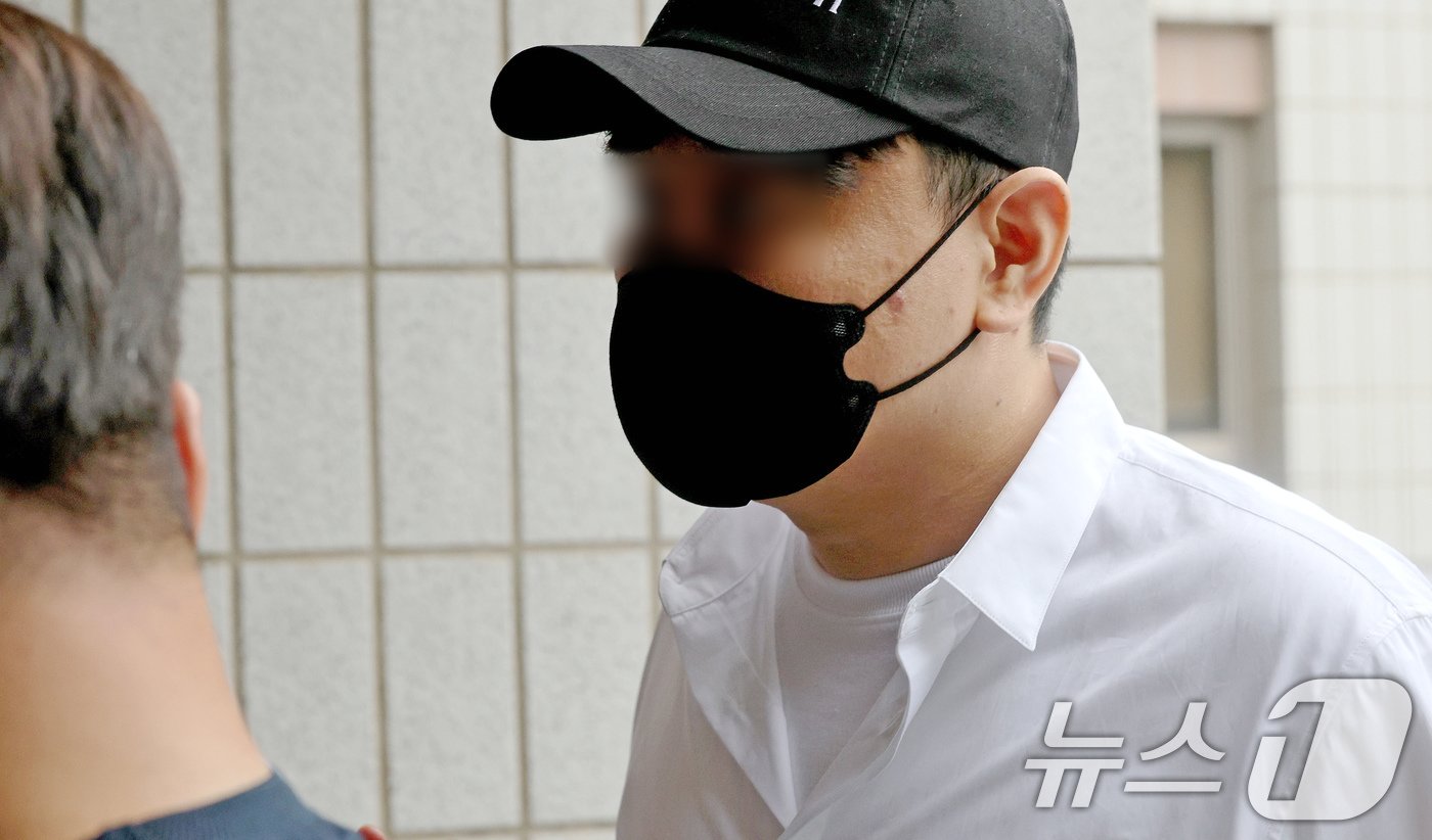 본문 이미지 - 가상자산 시세 조작 의혹을 받는 '존버킴' 박 모 씨가 17일 오후 서울 양천구 남부지방법원에서 열린 구속전피의자심문(영장실질심사)에 출석하고 있다. 2024.7.17/뉴스1 ⓒ News1 장수영 기자