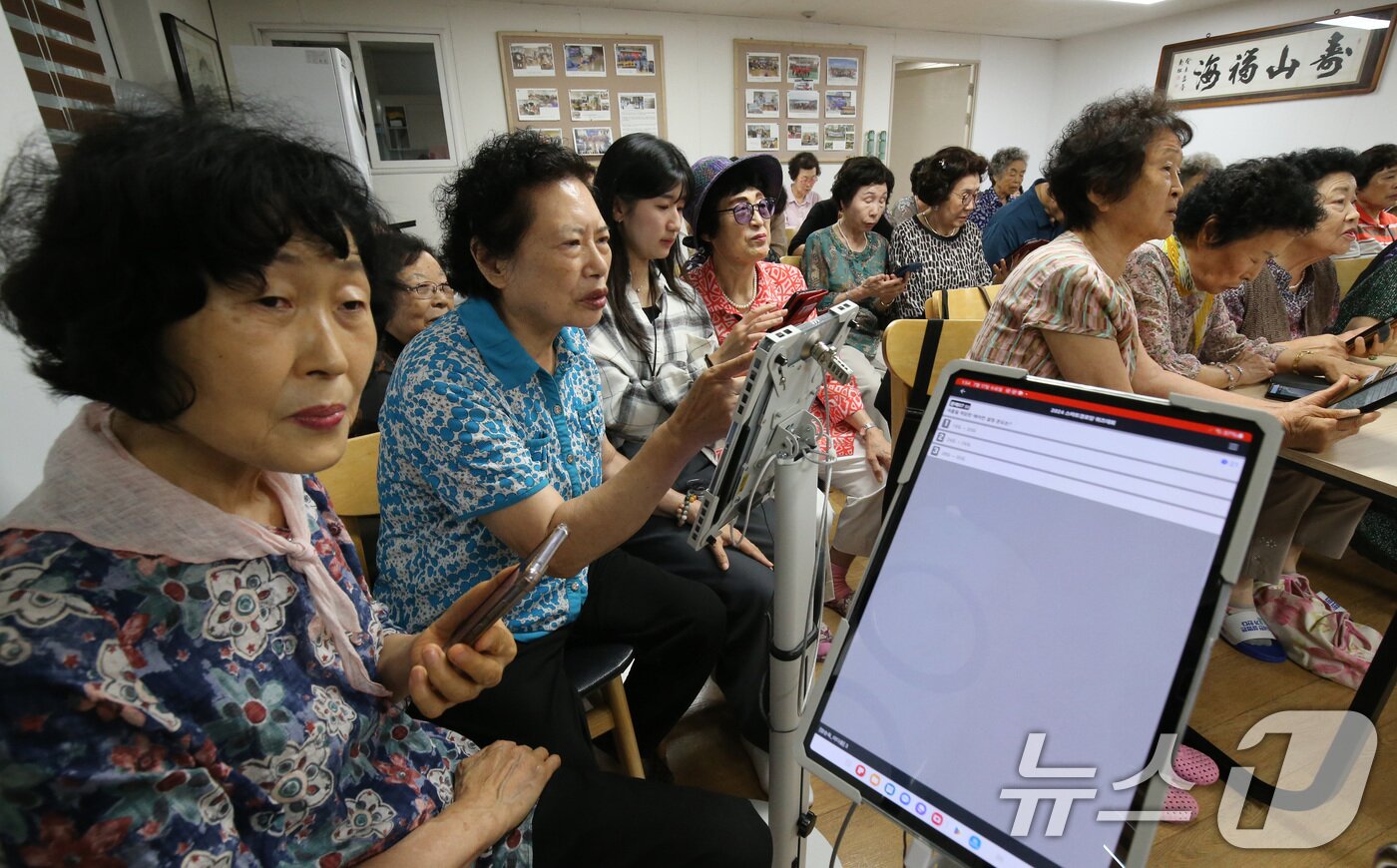 본문 이미지 - 17일 대전 유성구 한빛아파트내 은빛경로당에서 열린 스마트 경로당 실시간 온라인 퀴즈대회에 참가한 어르신이 문제를 풀고 있다. 2024.7.17/뉴스1 ⓒ News1 김기태 기자