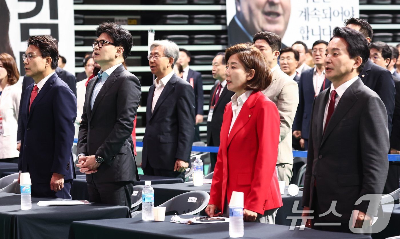 본문 이미지 - 원희룡(오른쪽부터), 나경원, 한동훈, 윤상현 국민의힘 당대표 후보들이 17일 경기 고양 소노아레나에서 열린 국민의힘 제4차 전당대회 서울·인천·경기·강원 합동연설회에 참석, 애국가를 부르고 있다. 2024.7.17/뉴스1 ⓒ News1 김민지 기자