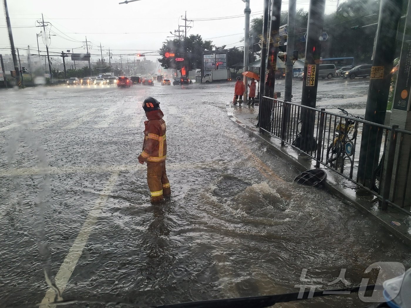 본문 이미지 - 17일 오전 인천시 서구 심곡동 인근 도로가 폭우로 침수돼 소방대원이 도로를 통제하고 있다. (인천소방본부 제공)2024.7.17/뉴스1 ⓒ News1 박소영 기자