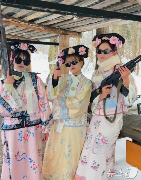 본문 이미지 - 러시아 모스크바에서 군사 체험을 하는 중국인 관광객.(샤오홍슈 갈무리).