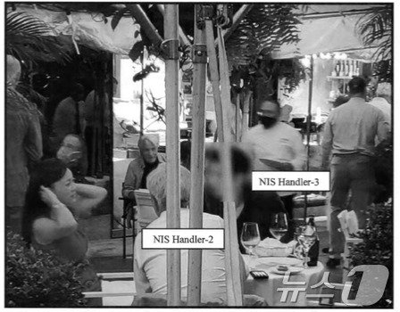 본문 이미지 - 수미 테리 미국 외교협회 선임연구원이 국정원 직원과 함께 쇼핑하거나 식사하는 사진이 미 뉴욕 맨해튼 연방검찰 공소장을 통해 16일 공개됐다. <출처=미 맨해튼 연방검찰 공소장>