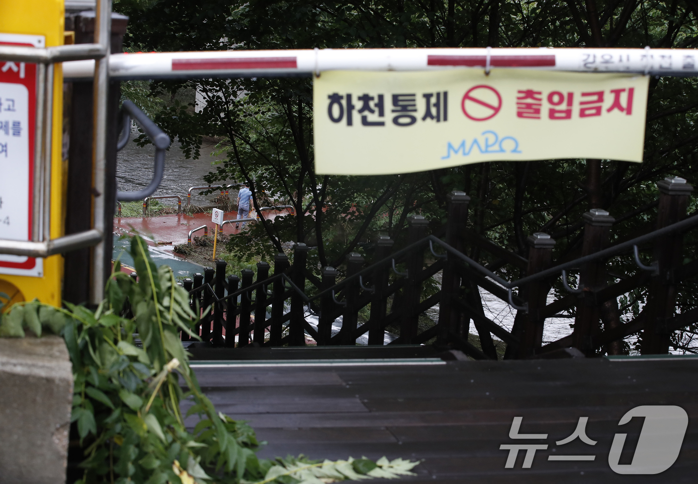 (서울=뉴스1) 권현진 기자 = 서울 전역에 호우경보가 발효됐던 17일 서울 마포구 성산교 산책로가 통제되고 있다. 2024.7.17/뉴스1