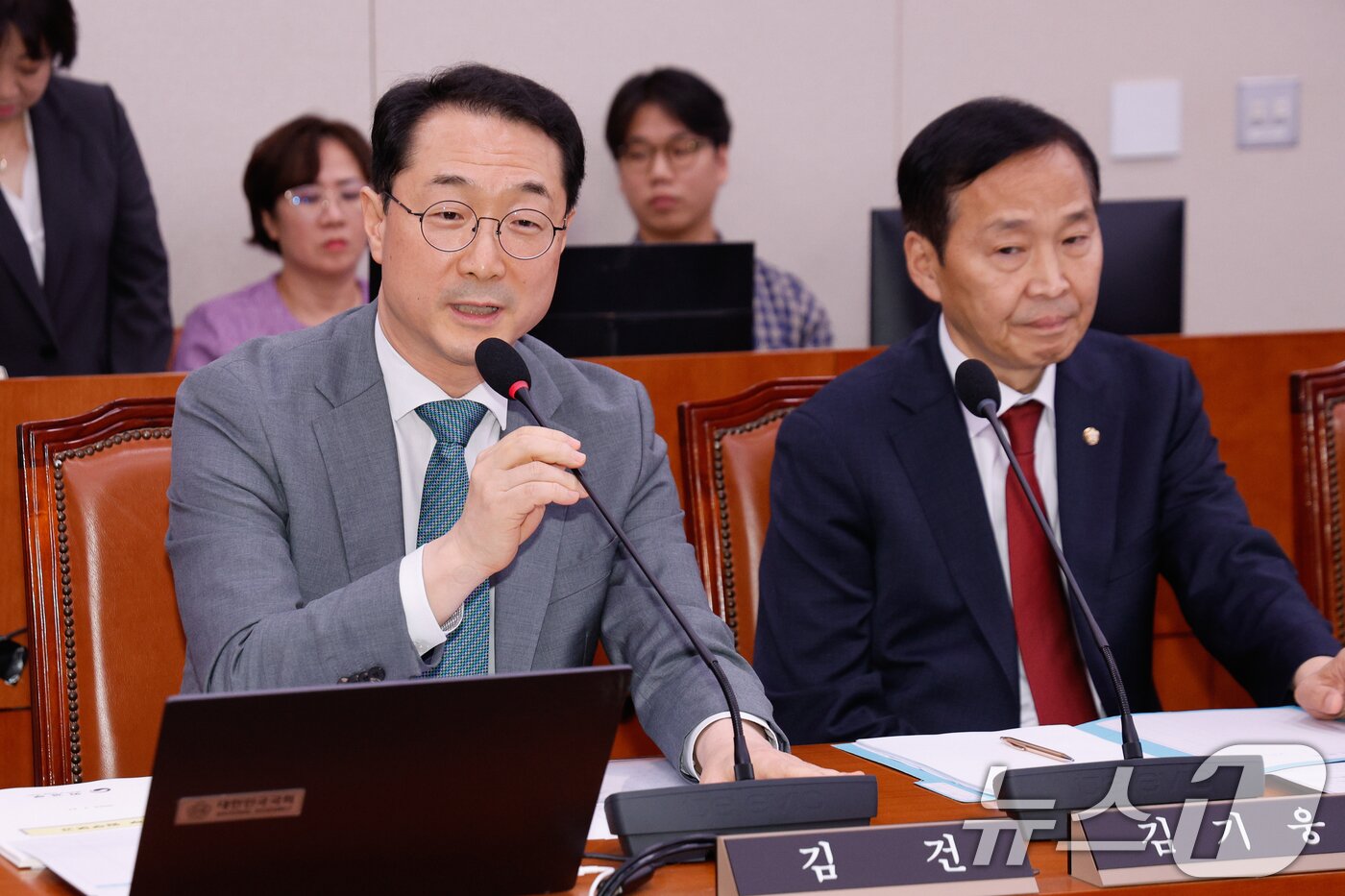 본문 이미지 - 김건 국민의힘 간사가 17일 오후 서울 여의도 국회에서 열린 외교통일위원회 제416회국회(임시회) 제1차 전체회의에서 인사말을 하고 있다. 2024.7.17/뉴스1 ⓒ News1 안은나 기자