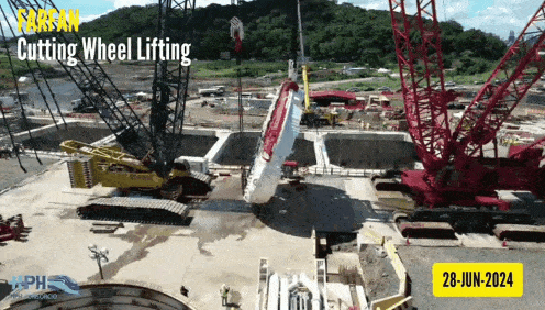 본문 이미지 - 파나마 운하 터널 공사 발진구에 TBM 장비가 설치되고 있다.(현대건설 제공)