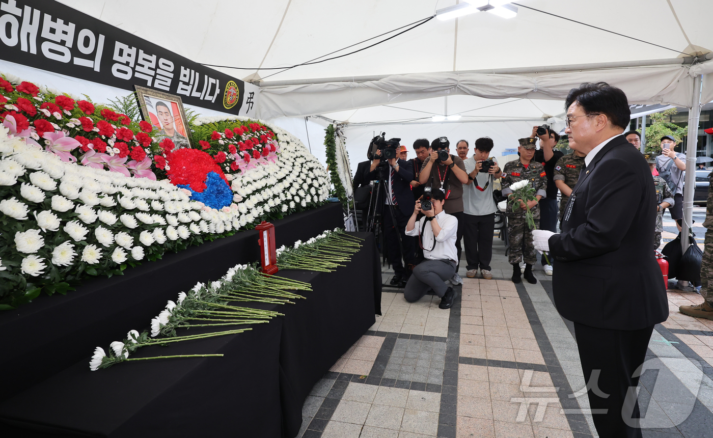 (서울=뉴스1) 김도우 기자 = 우원식 국회의장이 17일 서울 중구 청계천광장에 마련된 故채상병 1주기 추모 시민분향소를 방문해 헌화하고 있다. 2024.7.17/뉴스1