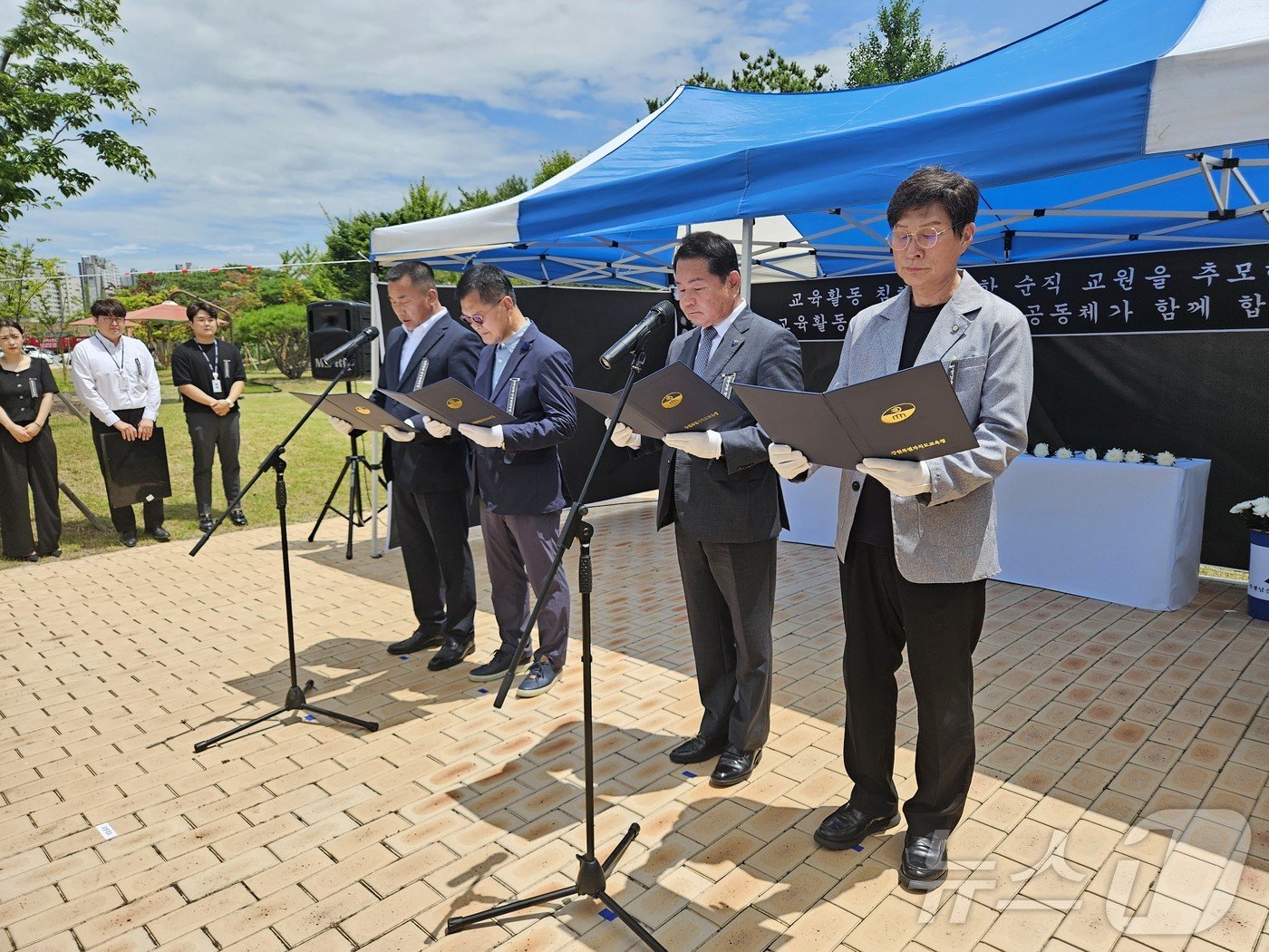 신경호 강원도교육감과 교육단체가 최근 본청 내 희생순직교직원상 앞에서 교육활동보호를 위한 교육공동체 공동선언문을 낭독하고 있다.&#40;뉴스1 DB&#41;