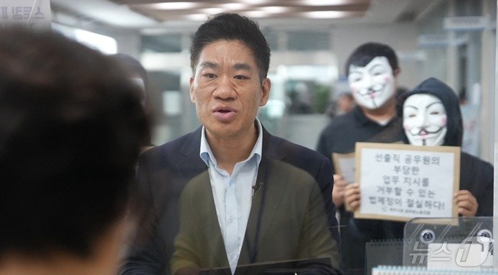 본문 이미지 - 강원 원주시청 공무원노동조합이 17일 원주경찰서에 원강수 원주시장을 비롯한 시 인사위원회 관계자들과 박동주 강원도감사위원장을 직권남용과 직무유기 혐의로 고소하기로 한 가운데 이날 문성호 노조 사무국장이 고소장을 제출하는 모습. (원주시청 공무원노동조합 제공)2024.7.17/뉴스1