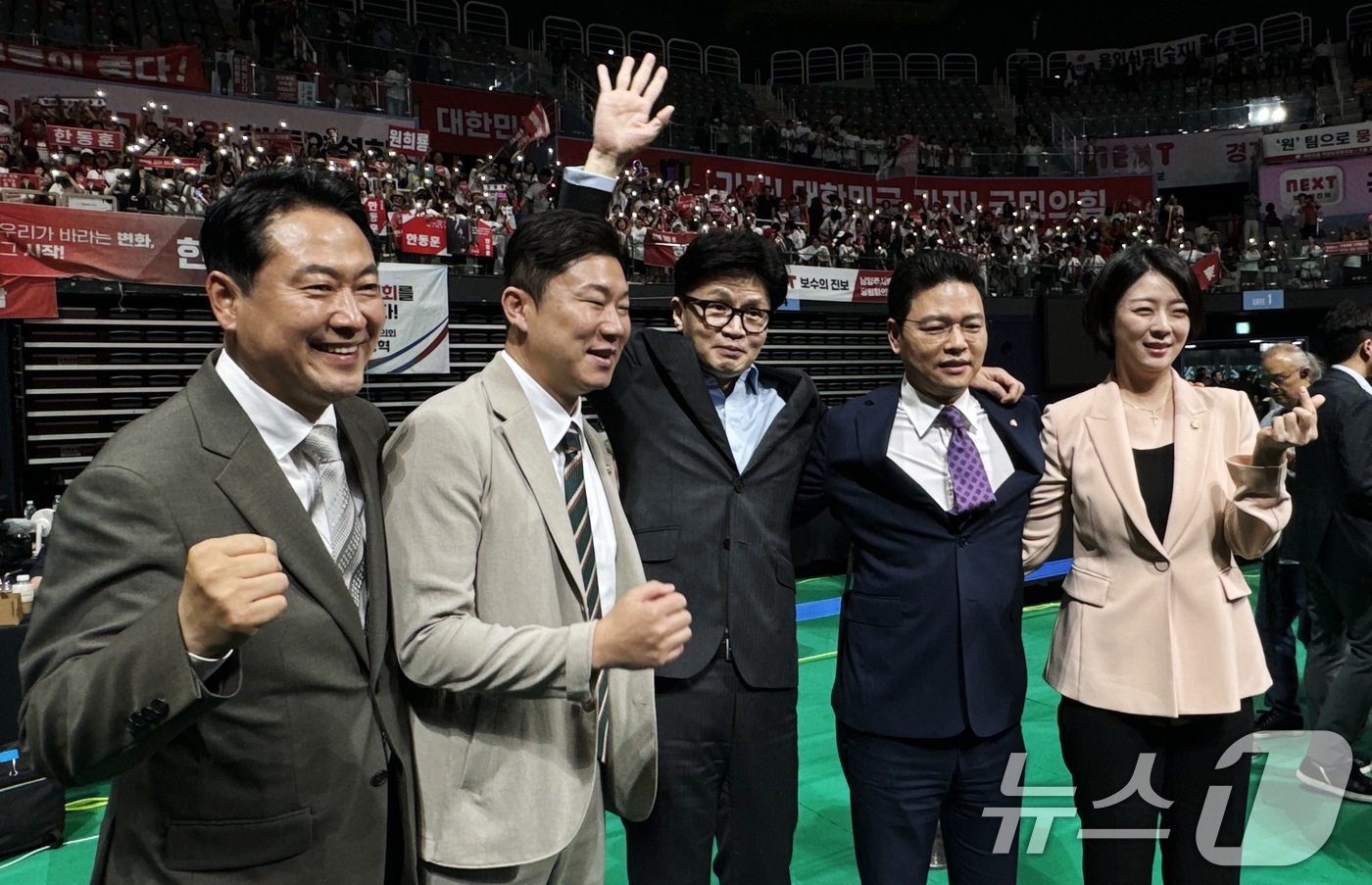 (고양=뉴스1) 김민지 기자 = 한동훈 국민의힘 당대표 후보(가운데)가 17일 경기 고양 소노아레나에서 열린 국민의힘 제4차 전당대회 서울·인천·경기·강원 합동연설회를 마치고 나서 …