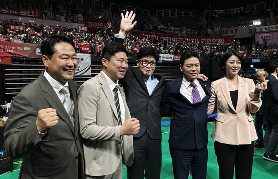 한동훈, 만찬서 "진짜 위기 상황"…친한계 "김여사 사과 늦었다" 성토