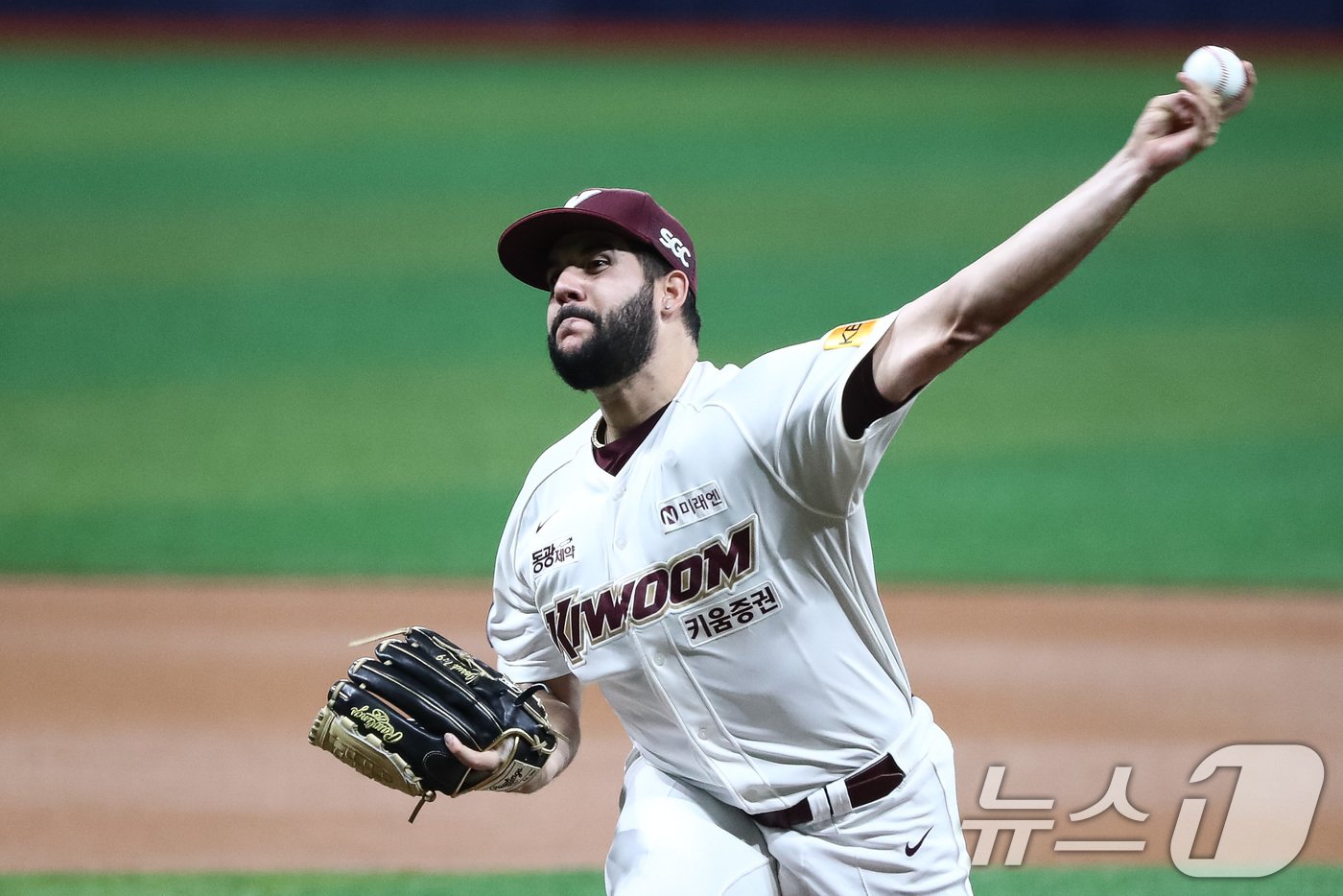 본문 이미지 - 17일 서울 구로구 고척스카이돔에서 열린 프로야구 '2024 신한 SOL 뱅크 KBO리그' kt 위즈와 키움 히어로즈의 경기에서 1회초 키움 선발 헤이수스가 역투하고 있다. 2024.7.17/뉴스1 ⓒ News1 유승관 기자