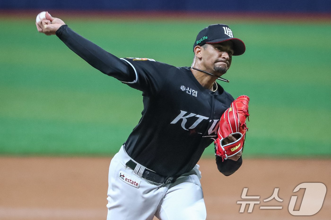 본문 이미지 - 17일 서울 구로구 고척스카이돔에서 열린 프로야구 '2024 신한 SOL 뱅크 KBO리그' kt 위즈와 키움 히어로즈의 경기에서 1회말 kt 선발 쿠에바스가 역투하고 있다. 2024.7.17/뉴스1 ⓒ News1 유승관 기자
