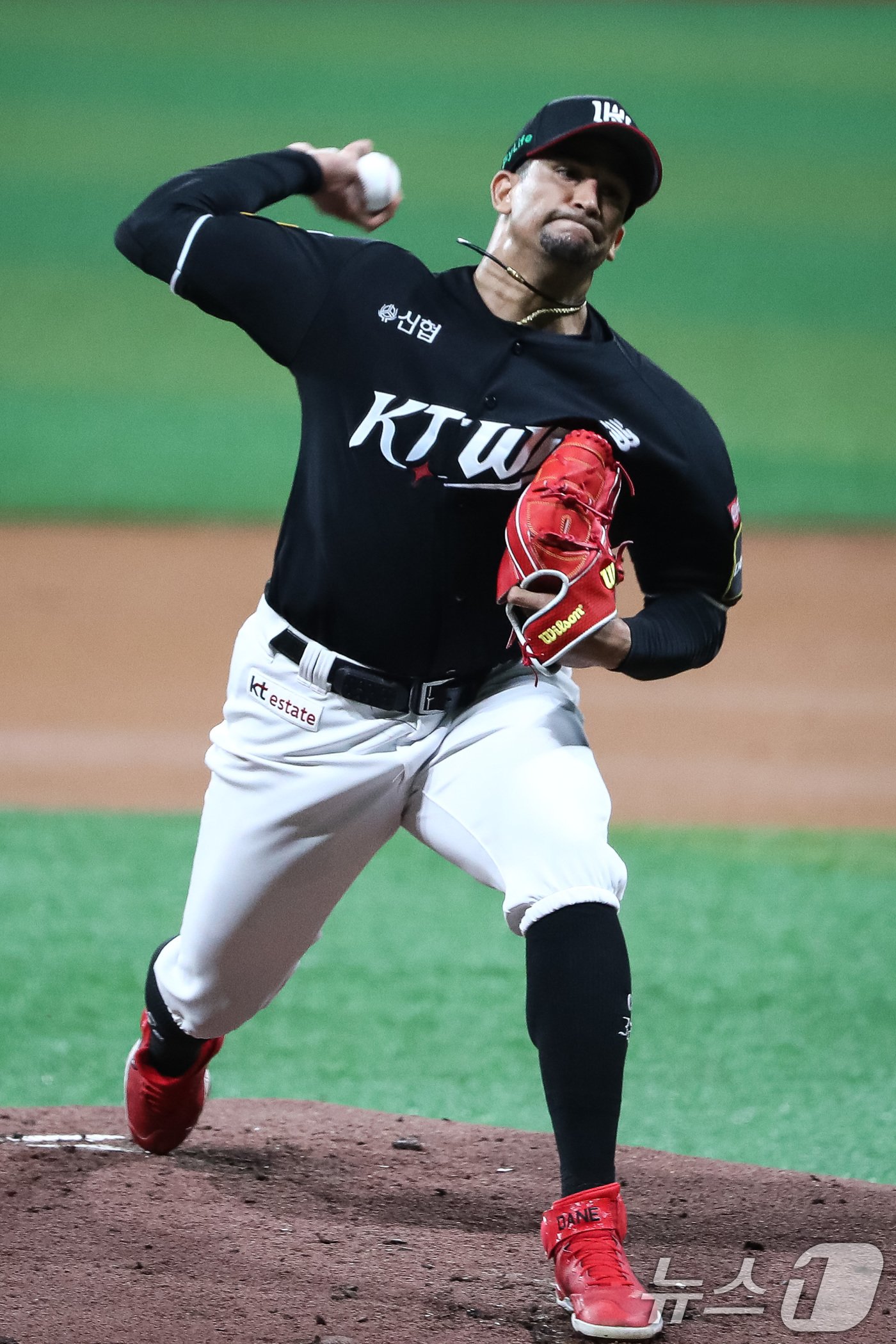 본문 이미지 - 17일 서울 구로구 고척스카이돔에서 열린 프로야구 '2024 신한 SOL 뱅크 KBO리그' kt 위즈와 키움 히어로즈의 경기에서 1회말 kt 선발 쿠에바스가 역투하고 있다. 2024.7.17/뉴스1 ⓒ News1 유승관 기자