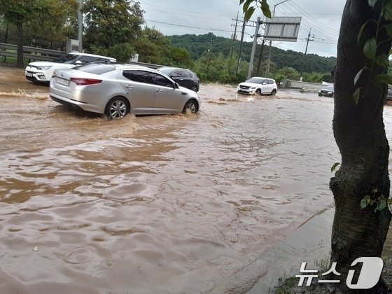 17일 오전 인천시 서구 당하동의 한 도로가 침수돼 차량이 통행에 어려움을 겪고 있다. &#40;인천소방본부 제공&#41;2024.7.17/뉴스1 ⓒ News1 박소영 기자