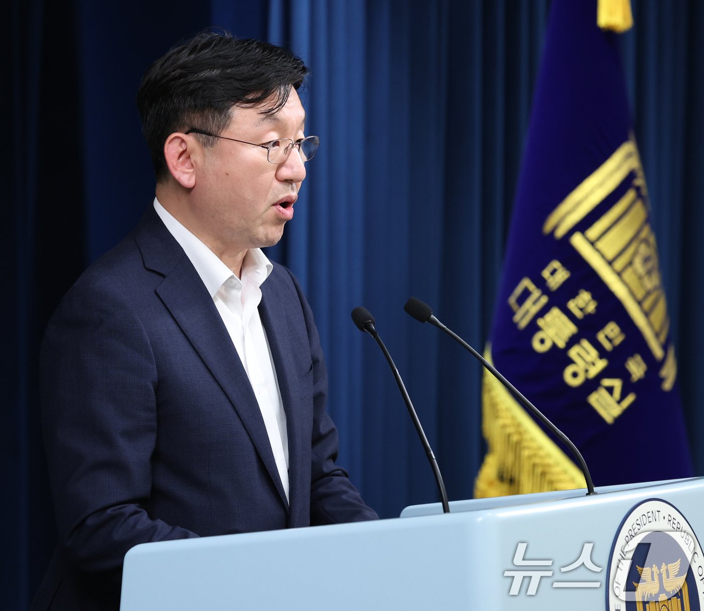 본문 이미지 - 성태윤 대통령실 정책실장이 17일 서울 용산 대통령실 청사에서 체코 신규 원자력발전소 수주를 위한 우선협상자 선정 관련 브리핑을 하고 있다. 체코 정부는 이날 신규 원전 건설 사업의 우선협상대상자로 한수원을 선정한다고 발표했다. 체코 정부에 따르면 총 예상 사업비는 1기 약 2000억 코루나&#40;약 12조원&#41;, 2기 약 4000억 코루나&#40;약 24조원&#41;로 계약 금액은 향후 협상을 거쳐 최종 결정될 예정이다. 2024.7.17/뉴스1 ⓒ News1 송원영 기자