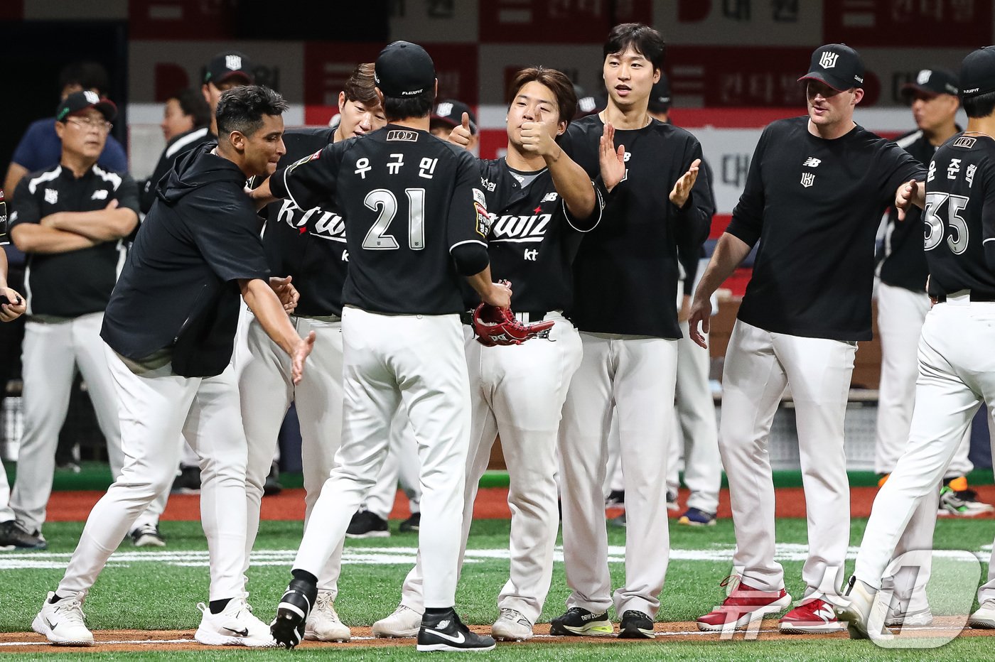 본문 이미지 - 17일 서울 구로구 고척스카이돔에서 열린 프로야구 '2024 신한 SOL 뱅크 KBO리그' kt 위즈와 키움 히어로즈의 경기에서 9대2로 승리한 kt 선수들이 자축하고 있다. 2024.7.17/뉴스1 ⓒ News1 유승관 기자