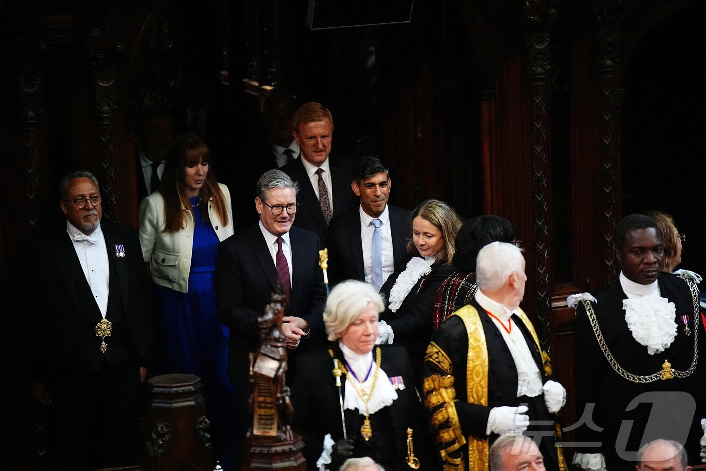 본문 이미지 - 17일(현지시간) 키어 스타머 영국 총리와 리시 수낵 전 총리가 런던 웨스트민스터궁에서 열린 의회 개원식에 참석하고 있다. 2024.07.17/ ⓒ 로이터=뉴스1 ⓒ News1 박재하 기자