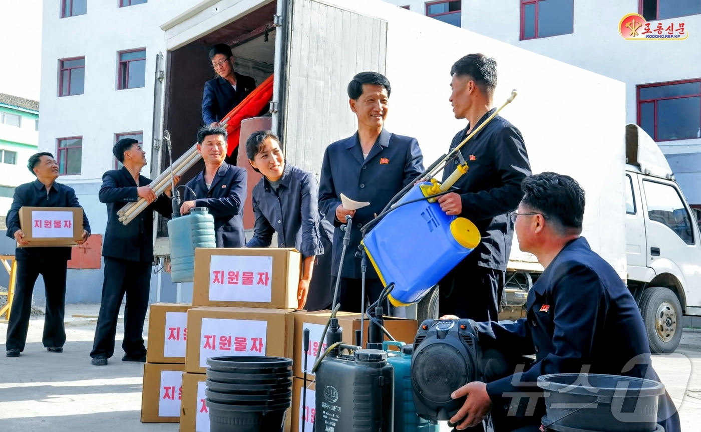 (평양 노동신문=뉴스1) = 북한 노동당 기관지 노동신문은 18일 "사회주의 농촌을 물신양면으로 지원해야 한다"라면서 함경북도 건설감독국을 조명했다. [국내에서만 사용가능. 재배포 …