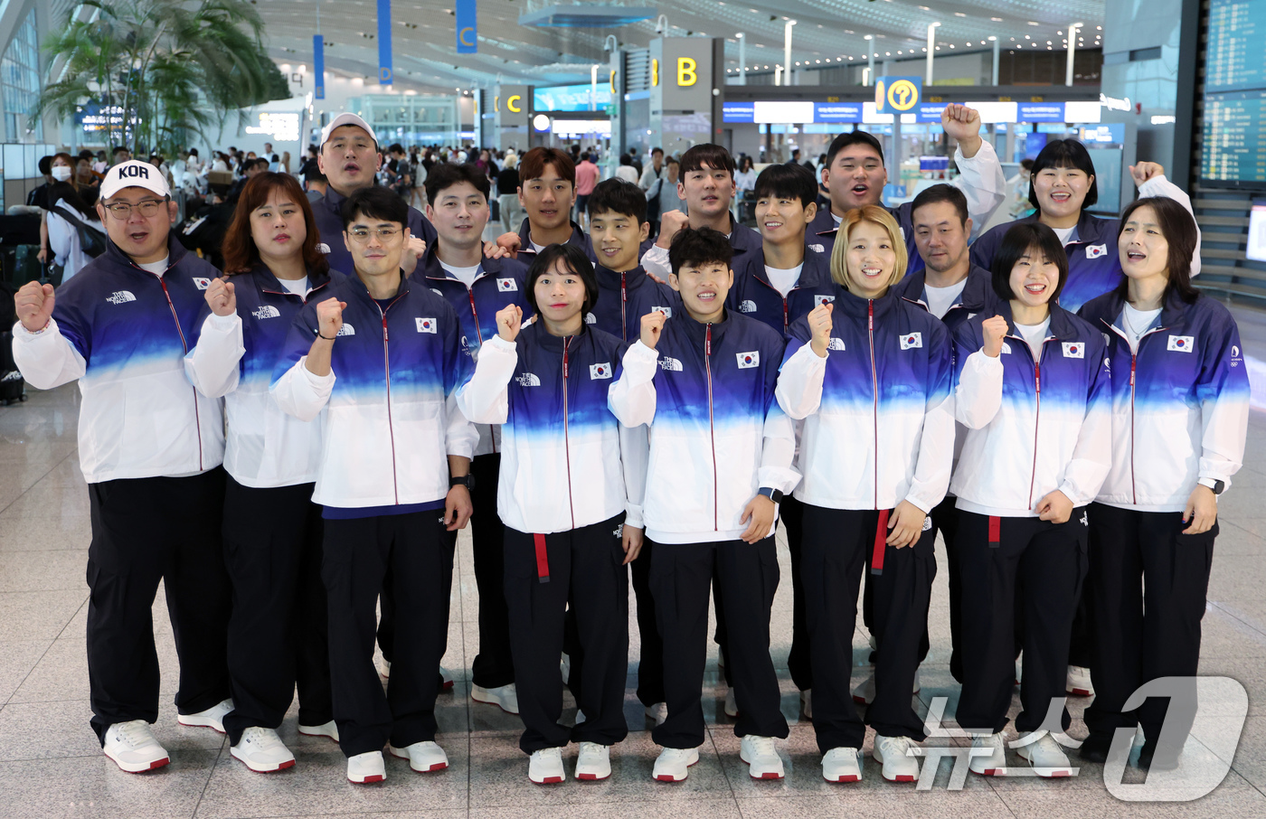 (인천공항)=뉴스1) 박정호 기자 = 황희태 남자 유도대표팀 감독과 김미정 여자 유도대표팀 감독을 비롯해 허미미, 김민종, 김하윤 선수 등이 18일 오전 인천국제공항 2터미널에서 …