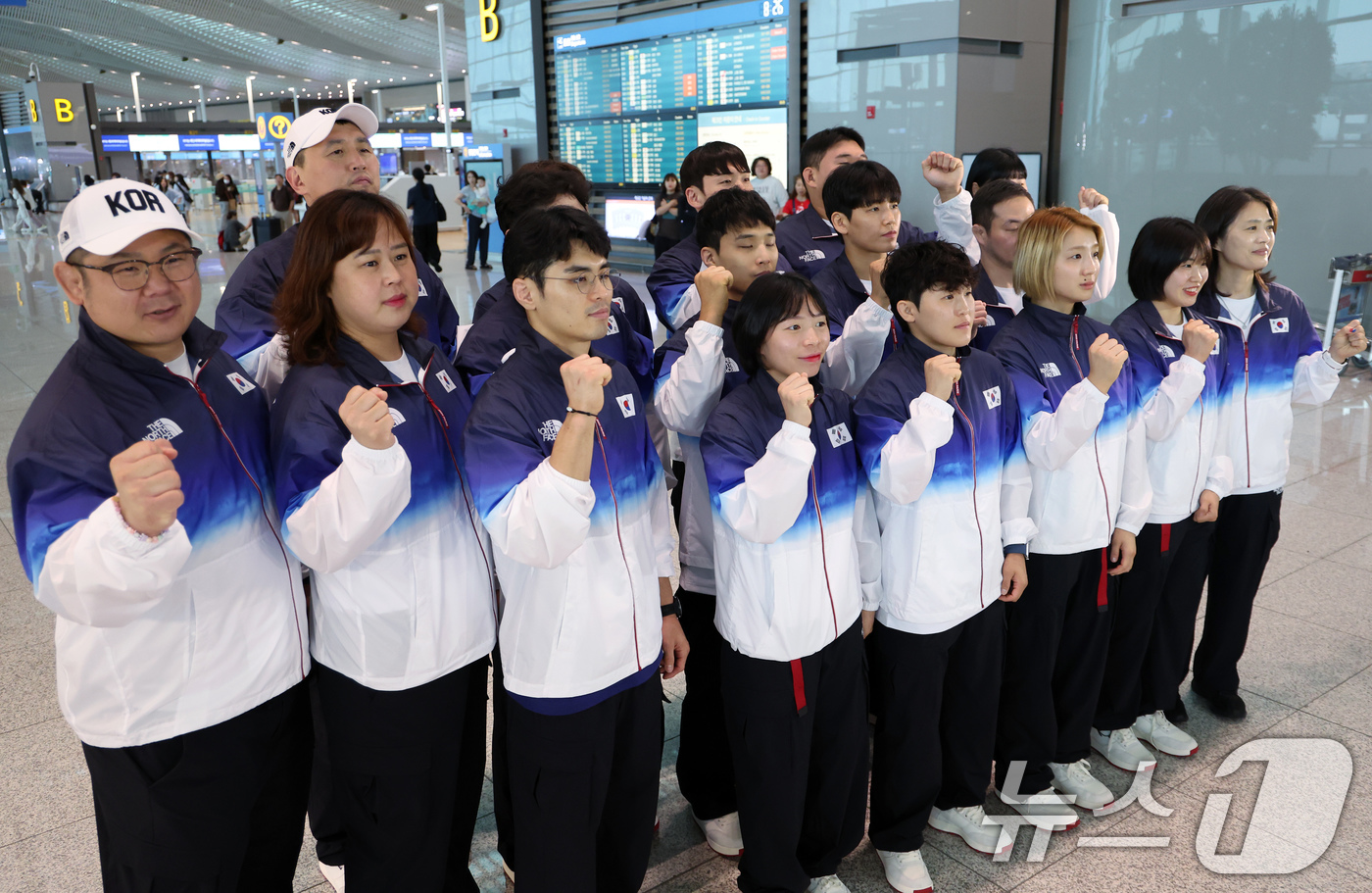 (인천공항)=뉴스1) 박정호 기자 = 황희태 남자 유도대표팀 감독과 김미정 여자 유도대표팀 감독을 비롯해 허미미, 김민종, 김하윤 선수 등이 18일 오전 인천국제공항 2터미널에서 …