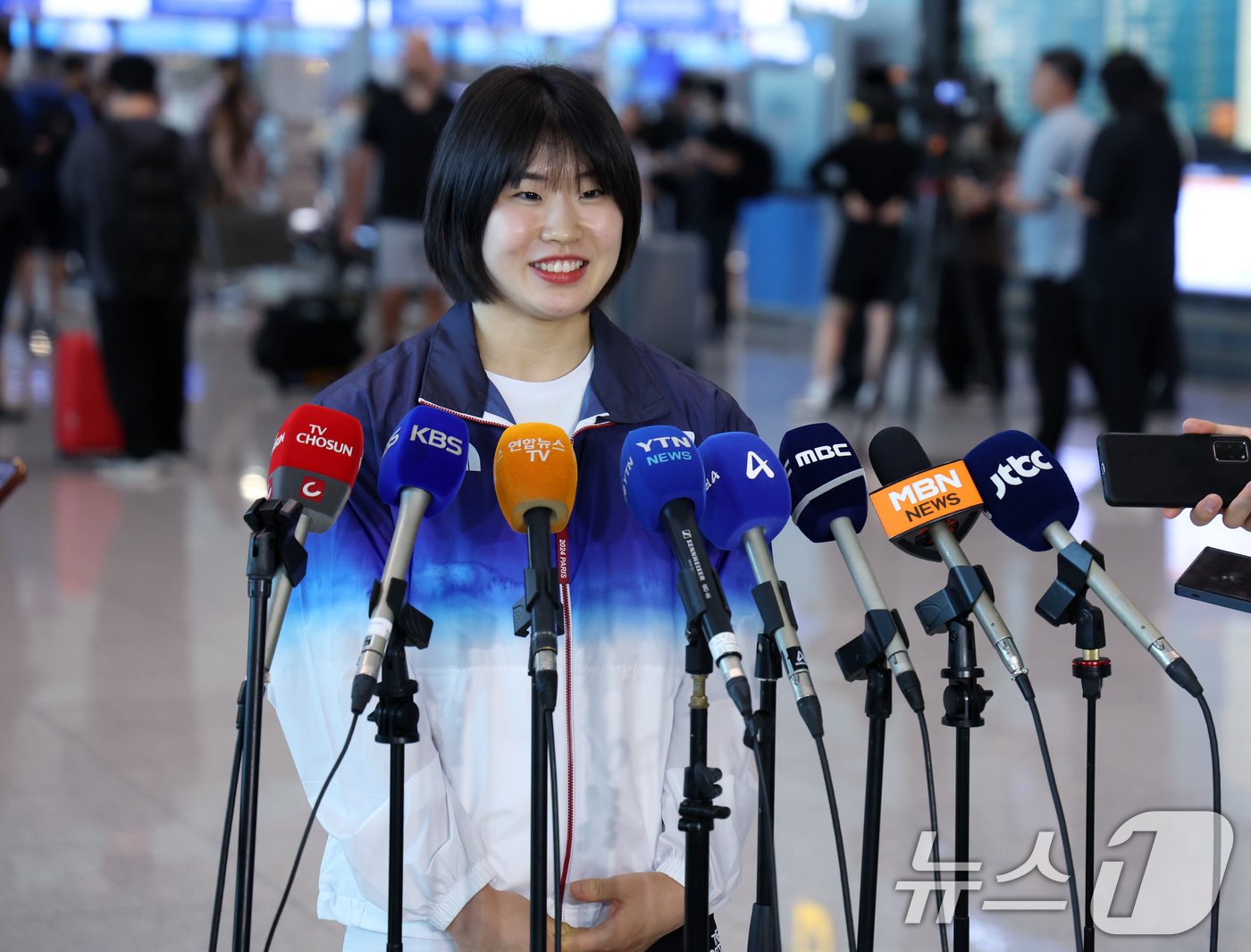 본문 이미지 - 여자 유도대표팀 허미미 선수가 18일 오전 인천국제공항 2터미널에서 출국에 앞서 인터뷰를 하고 있다. 2024.7.18/뉴스1 ⓒ News1 박정호 기자