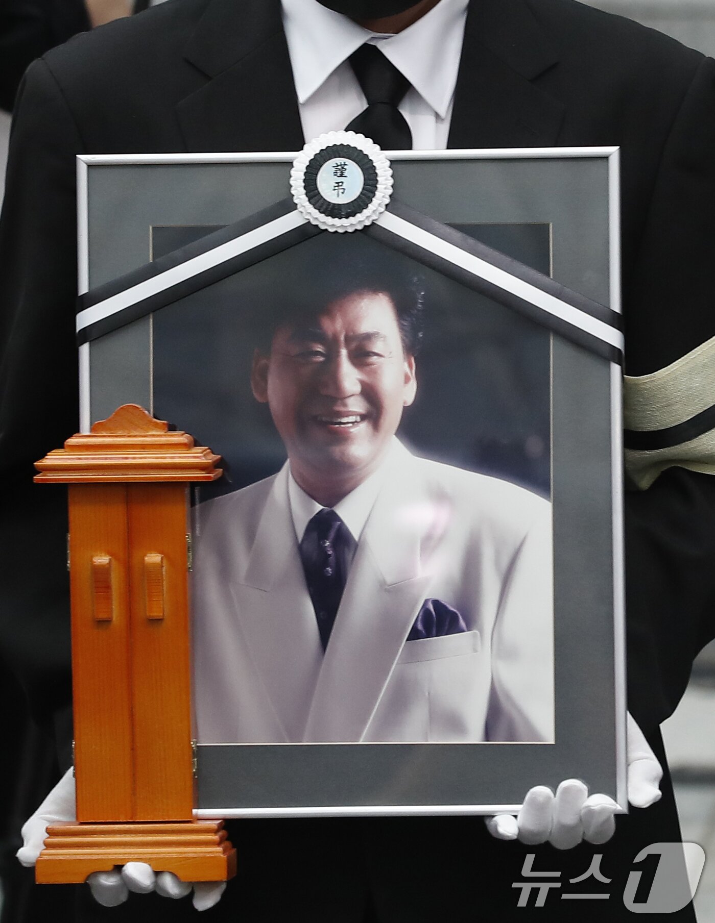 본문 이미지 - 가수 고&#40;故&#41; 현철&#40;본명 강상수&#41;의 발인식이 18일 서울 송파구 서울아산병원 장례식장에서 진행됐다. 고인은 지난 15일 밤 오랜 투병 생활 끝에 별세했다. 향년 82세. 고인은 경추 디스크 수술 이후 요양을 이어오다, 결국 안타까운 사망 소식을 전했다. 한편 지난 1942년 태어난 고 현철은 동아대학교 경영학과에 진학했으나 자퇴 후 지난 1969년에 곡 &#39;무정한 그대&#39;로 데뷔했다. 이후 1970년대 부산에서 &#39;현철과 벌떼들&#39;을 결성해 활동하다 1980년대 해체하고 솔로로 전향했다. 고인은 1980년대 곡 &#39;앉으나 서나 당신 생각&#39;으로 대중적으로 큰 인기를 끌었으며 &#39;사랑은 나비인가봐&#39;를 시작으로 &#39;앉으나 서나 당신 생각&#39; &#39;봉선화 연정&#39; 등으로 송대관, 태진아, 설운도와 함께 트로트 4대 천왕으로 불리기도 했다. 2024.7.18/뉴스1 ⓒ News1 권현진 기자