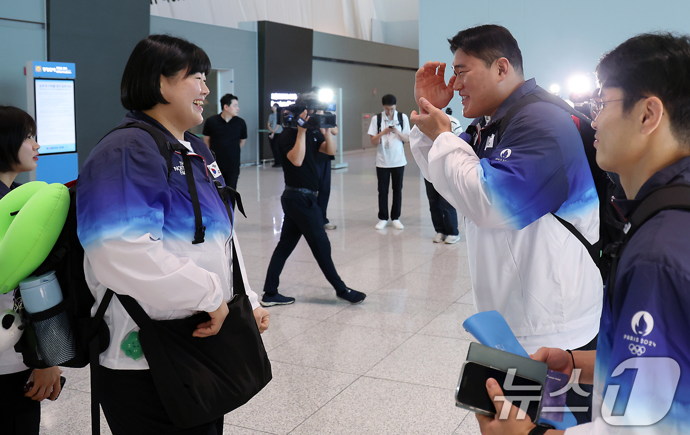 (인천공항)=뉴스1) 박정호 기자 = 파리올림픽 유도대표팀 김민종 선수(오른쪽)가 18일 오전 인천국제공항 2터미널에서 출국에 앞서 김하윤 선수를 향해 카메라를 든 모습을 연출해 …