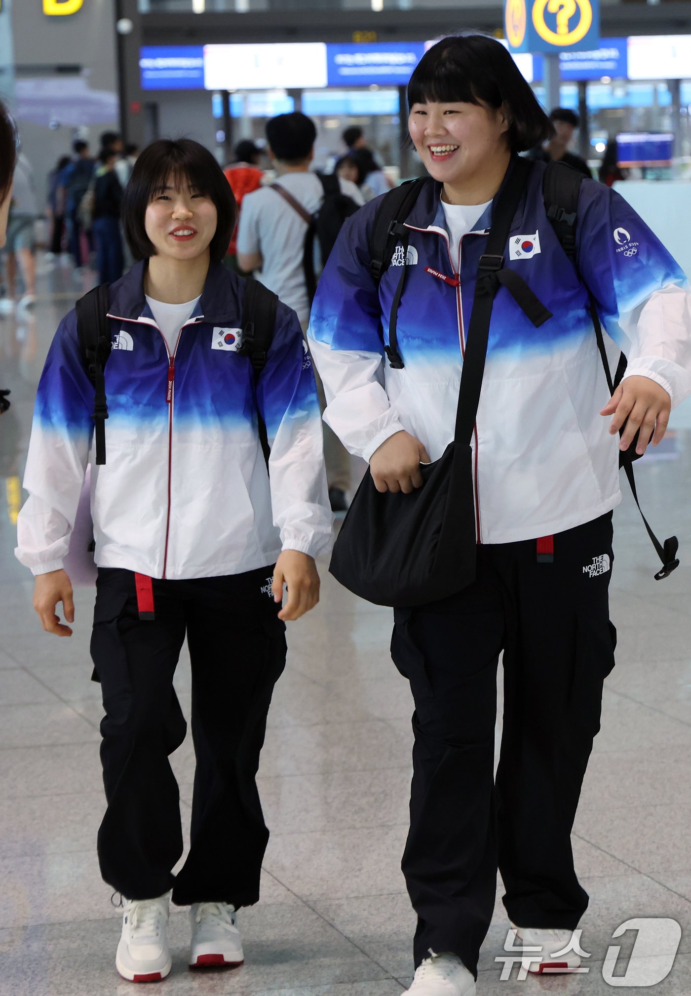 파리올림픽 여자 유도대표팀 김하윤&#40;오른쪽&#41;과 허미미가 18일 오전 인천국제공항 2터미널에 도착해 이동하고 있다. 2024.7.18/뉴스1 ⓒ News1 박정호 기자