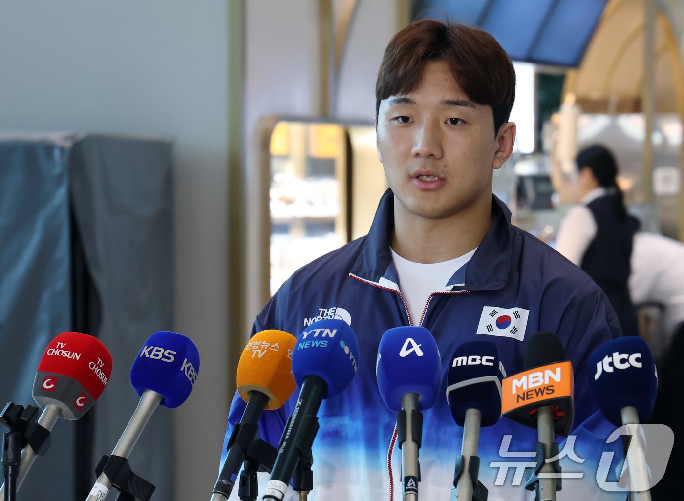 본문 이미지 - 파리올림픽 남자 유도대표팀 이준환 선수가 18일 오전 인천국제공항 2터미널에서 출국에 앞서 인터뷰를 하고 있다. 2024.7.18/뉴스1 ⓒ News1 박정호 기자