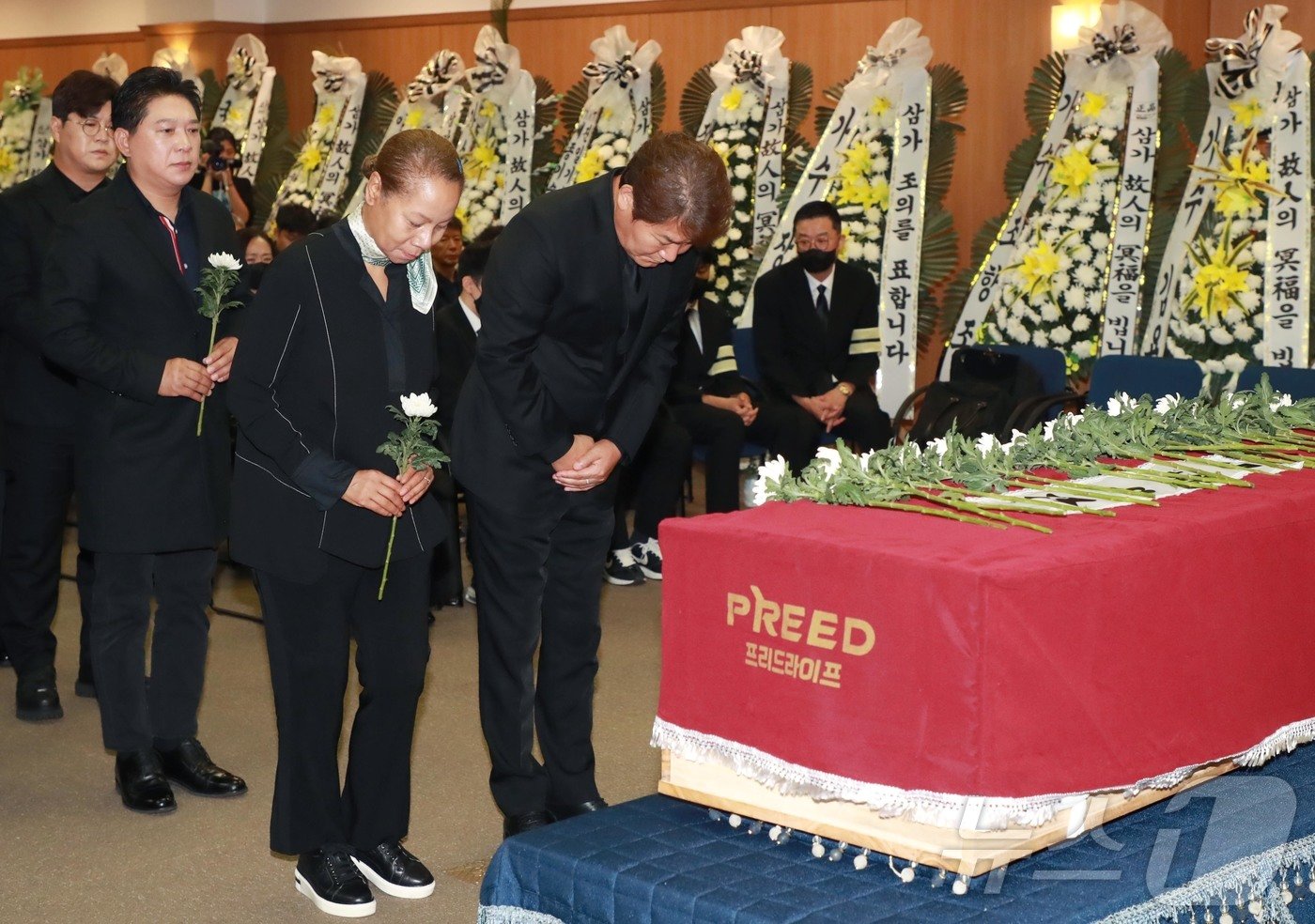 본문 이미지 - 가수 고(故) 현철(본명 강상수)의 영결이 18일 서울 송파구 서울아산병원 장례식장에서 대한민국가수장으로 진행됐다. 고인은 지난 15일 밤 오랜 투병 생활 끝에 별세했다. 향년 82세. 고인은 경추 디스크 수술 이후 요양을 이어오다, 결국 안타까운 사망 소식을 전했다. 한편 지난 1942년 태어난 고 현철은 동아대학교 경영학과에 진학했으나 자퇴 후 지난 1969년에 곡 '무정한 그대'로 데뷔했다.  (공동취재)2024.7.18/뉴스1 ⓒ News1 권현진 기자