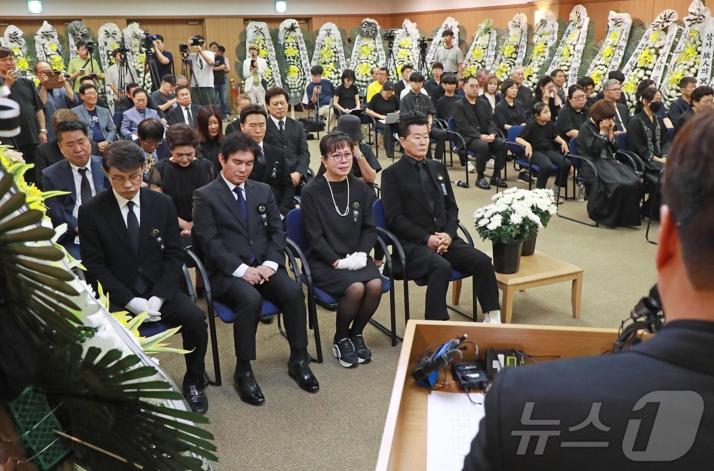 18일 서울 송파구 서울아산병원 장례식장에서 고&#40;故&#41; 현철의 영결식이 대한민국 가수장으로 엄수되고 있다. &#40;공동취재&#41;  ⓒ News1 권현진 기자