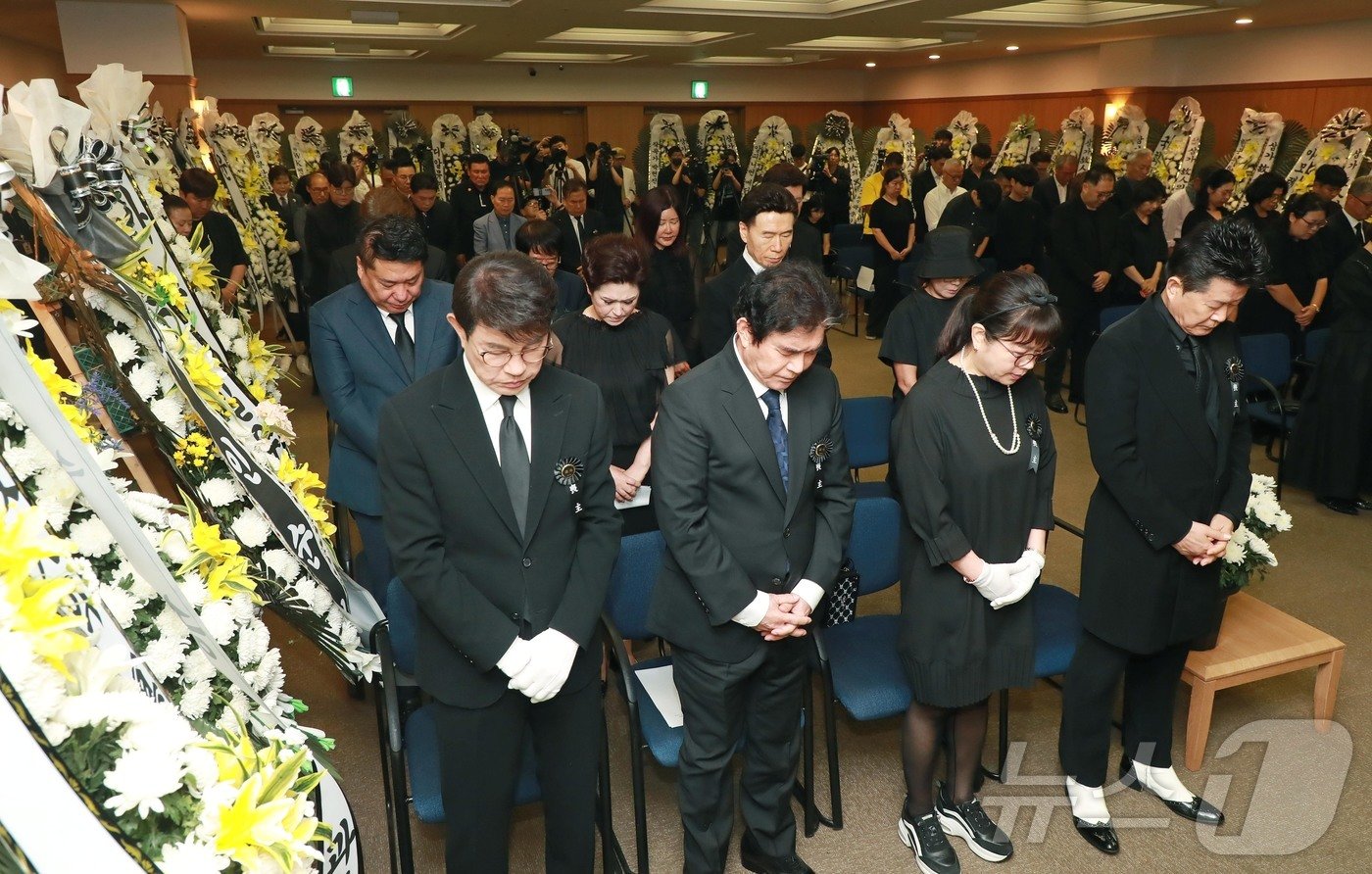 18일 서울 송파구 서울아산병원 장례식장에서 가수 설운도&#40;왼쪽 첫 번째&#41;, 태진아&#40;오른쪽 첫 번째&#41; 등이 참석한 가운데 고&#40;故&#41; 현철&#40;본명 강상수&#41;의 영결식이 대한민국 가수장으로 엄수되고 있다. &#40;공동취재&#41; ⓒ News1 권현진 기자