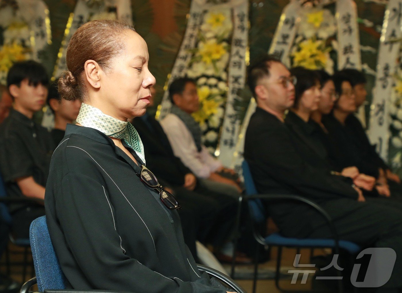 가수 인순이가 18일 서울 송파구 서울아산병원 장례식장에서 대한민국 가수장으로 엄수되는 가수 고&#40;故&#41; 현철&#40;본명 강상수&#41;의 영결식에 자리해 있다. &#40;공동취재&#41; ⓒ News1 권현진 기자