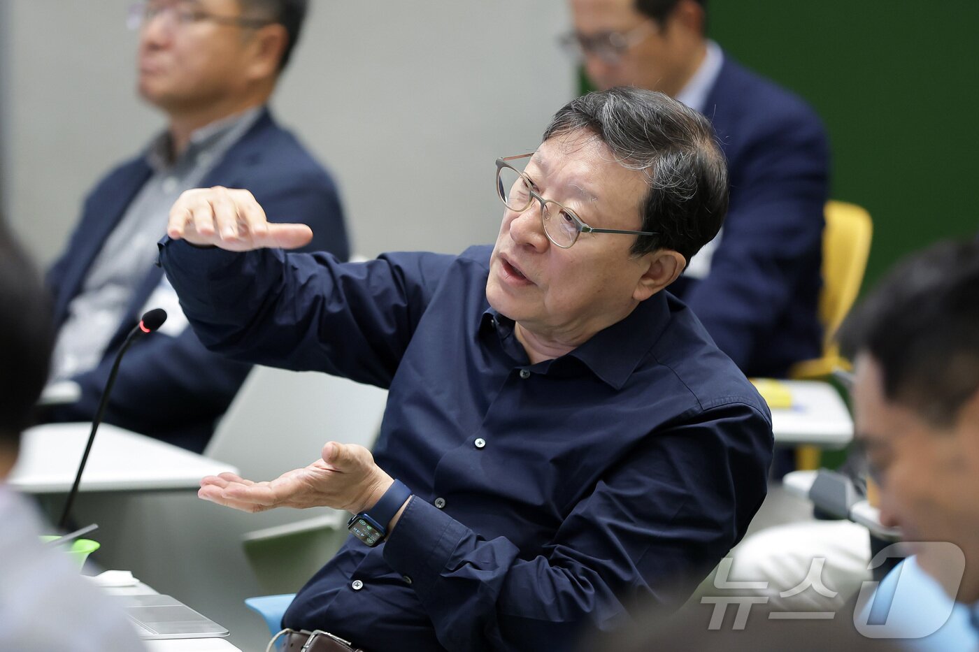 본문 이미지 - 허태수 GS그룹 회장이 17일 오후 GS타워에서 열린 하반기 GS 임원 모임에서 그룹의 신사업 의지를 피력하는 한편, 디지털 혁신 가속화를 당부하고 있다.(GS그룹 제공) ⓒ 뉴스1 최동현 기자