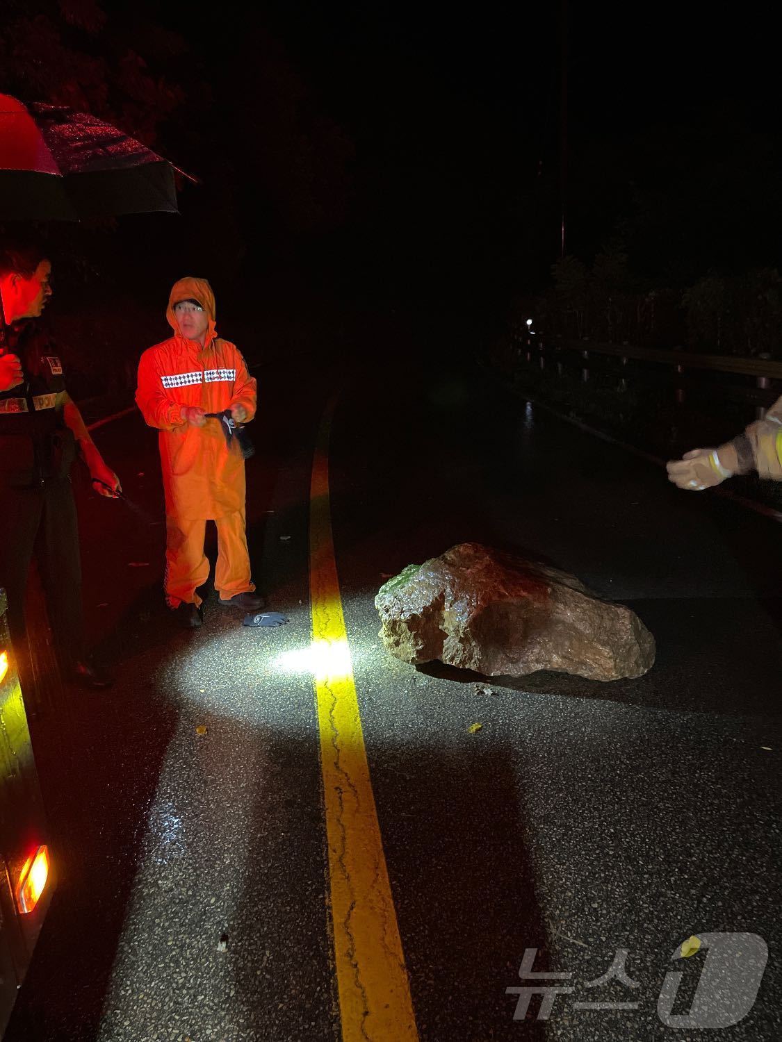 본문 이미지 - 강원 화천 상서면 도로 낙석 현장.(강원도소방본부 제공)