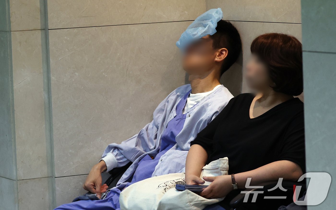 본문 이미지 - 18일 서울 한 대학병원에서 의료진이 휴식을 취하고 있다. 2024.7.18/뉴스1 ⓒ News1 김명섭 기자