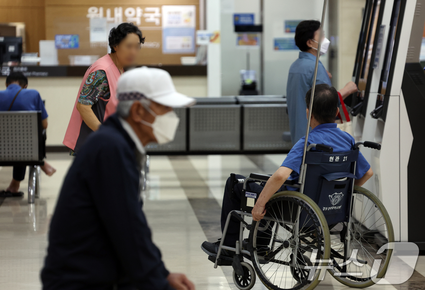 (서울=뉴스1) 김명섭 기자 = 18일 서울 한 대학병원에서 환자와 보호자들이 진료를 기다리고 있다.18일 의료계에 따르면 각 수련병원은 정부 요청에 따라 전날(17일)까지 미복귀 …