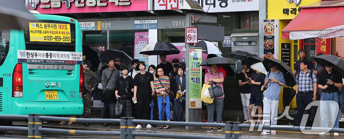 본문 이미지 - 수도권과 중부지방을 중심으로 폭우로 덕정역-연천역 구간 운행이 중단된 18일 오전 경기 양주 지하철 1호선 덕정역 앞 동두천 방향 버스 정류장에서 시민들이 버스를 기다리고 있다.  2024.7.18/뉴스1 ⓒ News1 김진환 기자