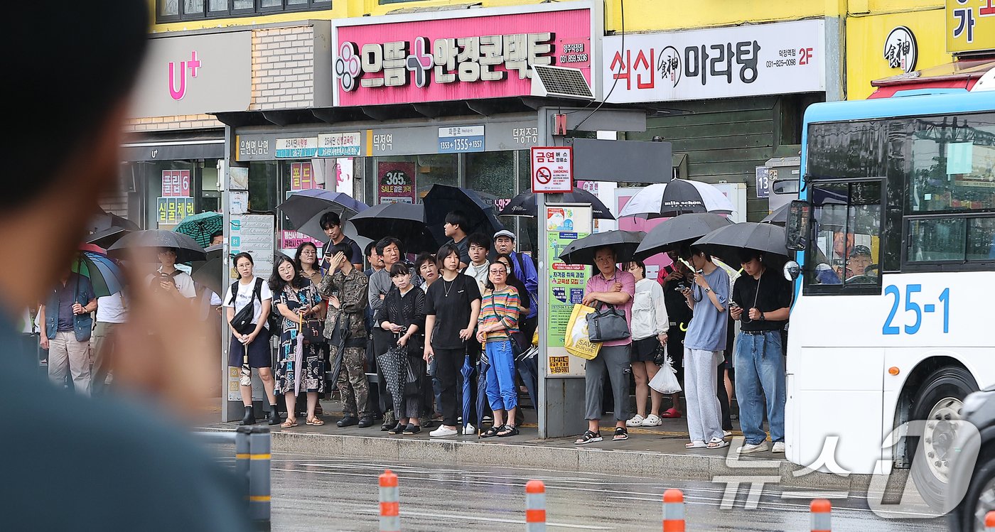 본문 이미지 - 수도권과 중부지방을 중심으로 폭우로 덕정역-연천역 구간 운행이 중단된 18일 오전 경기 양주 지하철 1호선 덕정역 앞 동두천 방향 버스 정류장에서 시민들이 버스를 기다리고 있다. 2024.7.18/뉴스1 ⓒ News1 김진환 기자