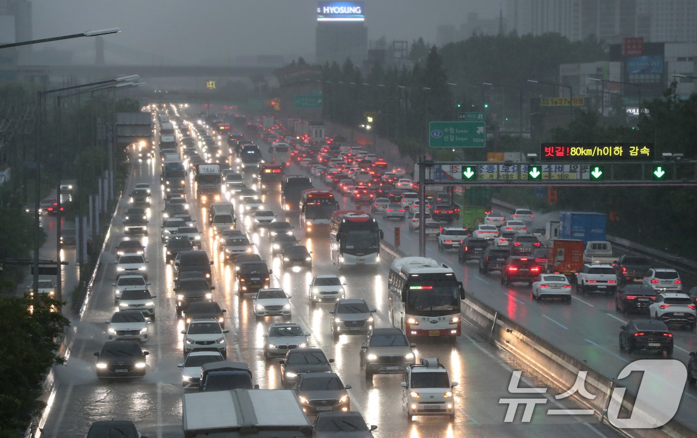 본문 이미지 - 수도권 지역에 폭우가 쏟아진 18일 오전 경기 용인시 기흥구 경부고속도로 양방향이 정체되고 있다. 2024.7.18/뉴스1 ⓒ News1 김영운 기자