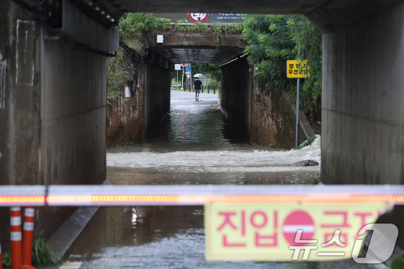 (용인=뉴스1) 김영운 기자 = 수도권 지역에 폭우가 쏟아진 18일 오전 경기 용인시 기흥구 경부고속도로 지하통로가 통제되고 있다. 2024.7.18/뉴스1