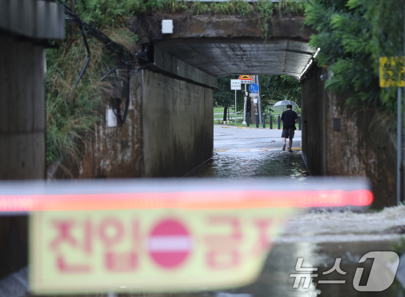 (용인=뉴스1) 김영운 기자 = 수도권 지역에 폭우가 쏟아진 18일 오전 경기 용인시 기흥구 경부고속도로 지하통로가 통제되고 있다. 2024.7.18/뉴스1