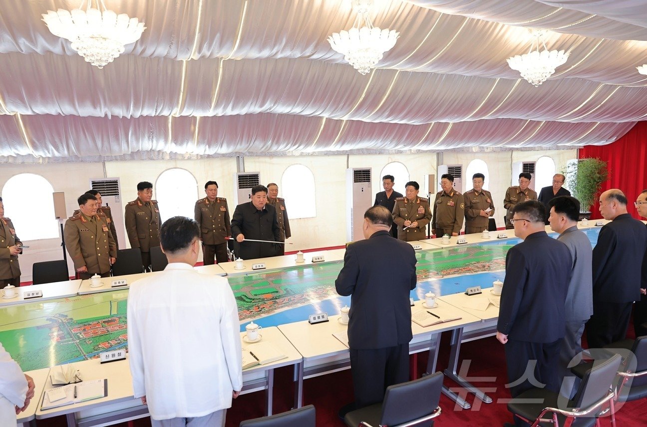 본문 이미지 - (평양 노동신문=뉴스1) = 북한 노동당 기관지 노동신문은 18일 김정은 총비서가 지난 16일 원산갈마해안관광지구건설사업을 현지에서 지도했다고 보도했다. 김 총비서는 "목표했던 바 그대로 세계적인 해안관광도시로서의 체모를 유감없이 완벽하게 드러내고 있다면서 "원산지구 건설 경험에 토대해 관광업을 장기적으로 확대·발전시켜야 한다"라고 강조했다.[국내에서만 사용가능. 재배포 금지. DB 금지. For Use Only in the Republic of Korea. Redistribution Prohibited] rodongphoto@news1.kr