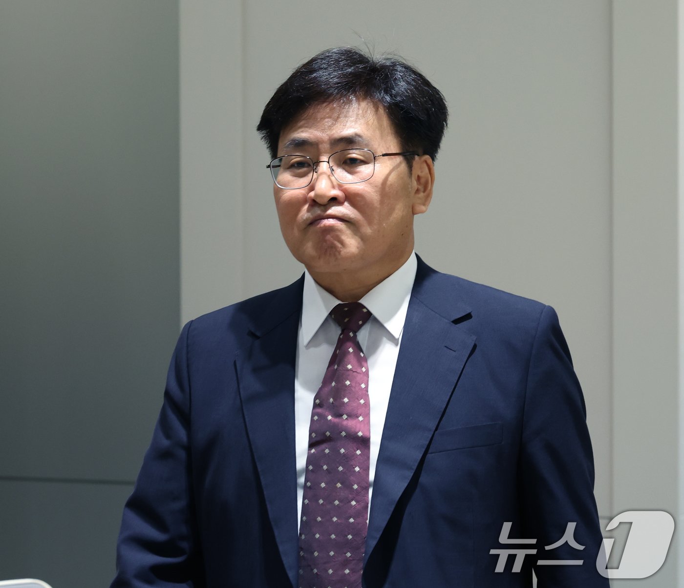 본문 이미지 - 유상임 과학기술정보통신부 장관 후보자가 18일 서울 용산 대통령실청사 브리핑룸에서 열린 인사브리핑에 입장하고 있다. 2024.7.18/뉴스1 ⓒ News1 송원영 기자