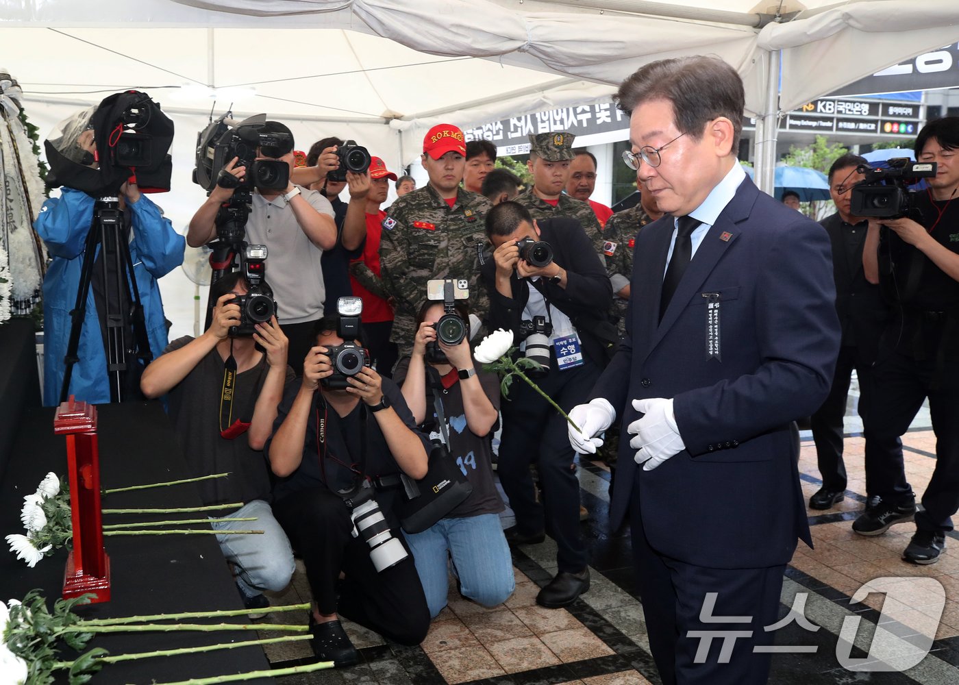 이재명 더불어민주당 전 대표가 18일 오전 서울 중구 청계광장 소라탑 앞에 마련된 해병대 故 채상병 1주기 추모 시민 분향소를 찾아 헌화하고 있다. 2024.7.18/뉴스1 ⓒ News1 오대일 기자