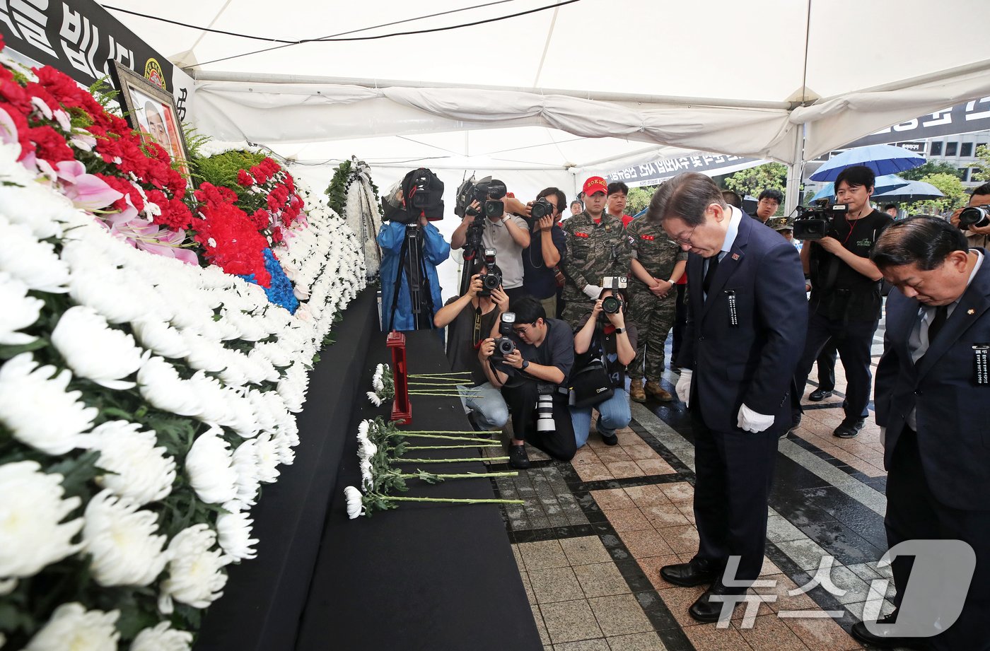 이재명 더불어민주당 전 대표가 18일 오전 서울 중구 청계광장 소라탑 앞에 마련된 해병대 故 채상병 1주기 추모 시민 분향소를 찾아 헌화 후 묵념하고 있다. 2024.7.18/뉴스1 ⓒ News1 오대일 기자