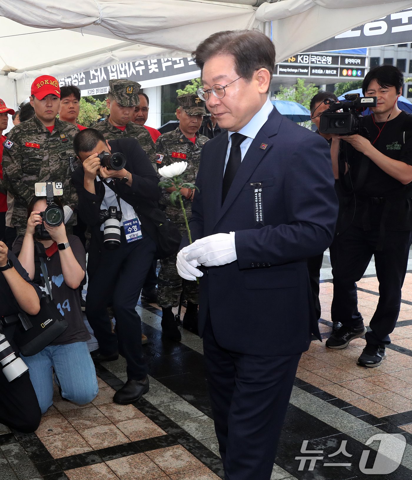 이재명 더불어민주당 전 대표가 18일 오전 서울 중구 청계광장 소라탑 앞에 마련된 해병대 故 채상병 1주기 추모 시민 분향소를 찾아 헌화하고 있다. 2024.7.18/뉴스1 ⓒ News1 오대일 기자