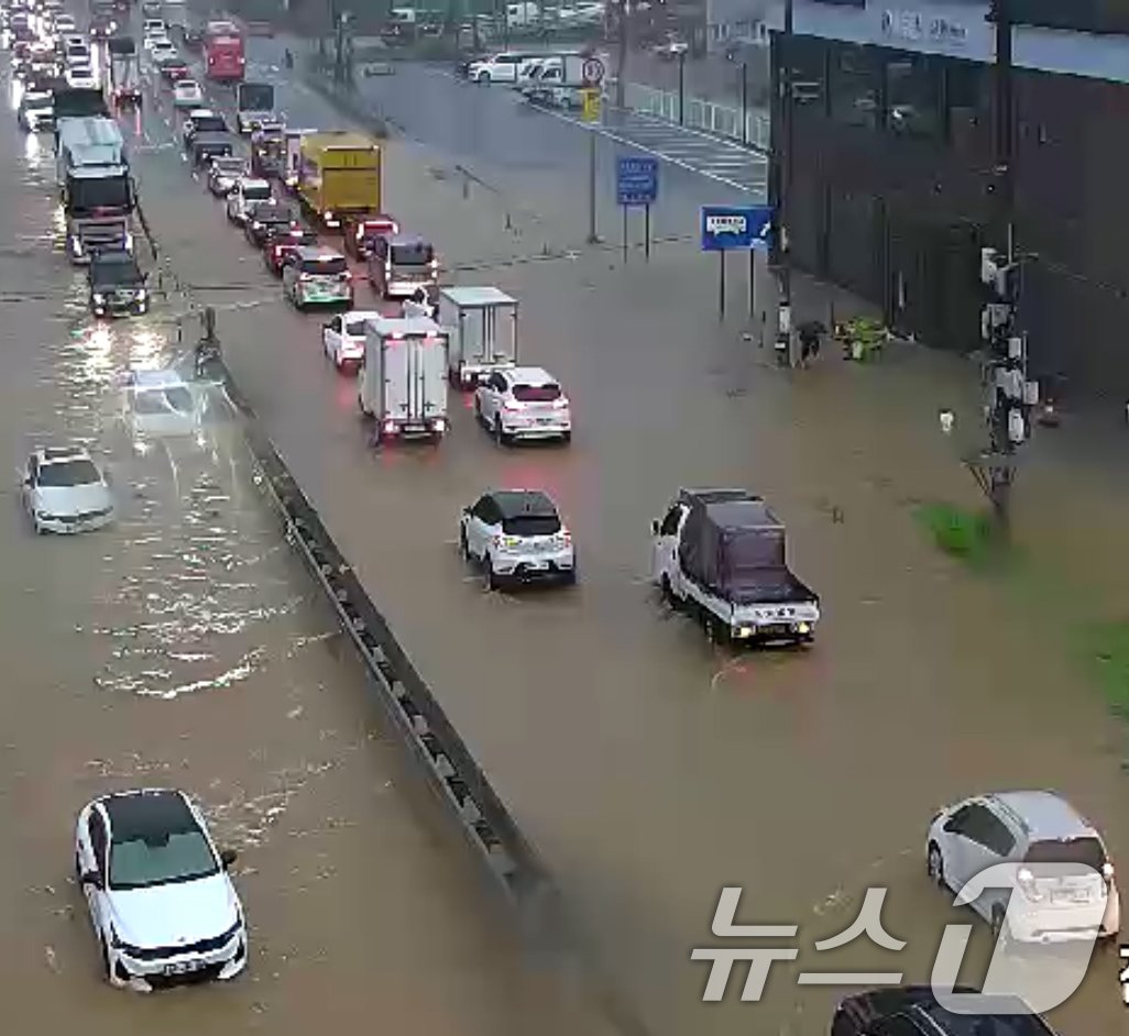 본문 이미지 - 경기남부 지역에 호우 특보가 내려진 18일 경기 오산시 갈곶리삼거리 도로가 침수돼 차량들이 서행하고 있다. (국토교통부 제공) 2024.7.18/뉴스1
