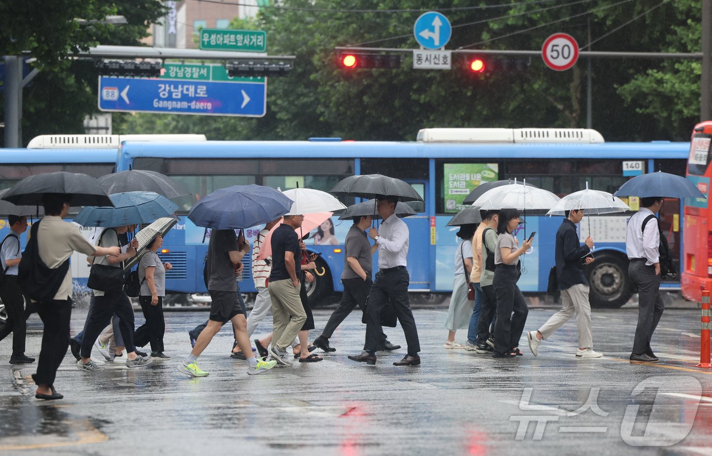 본문 이미지 - 중부지방에 호우특보가 내려진 18일 서울 강남역 인근에서 우산을 쓴 시민들이 발걸음을 재촉하고 있다. 2024.7.18/뉴스1 ⓒ News1 김도우 기자